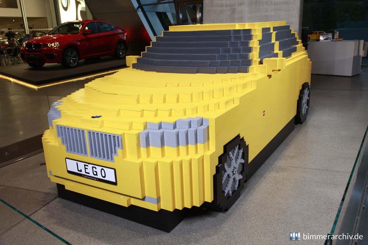BMW X1 aus Lego in der BMW Welt