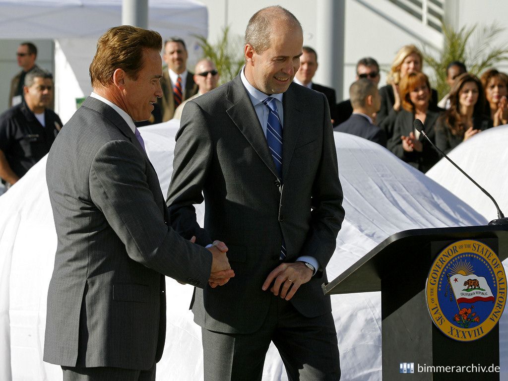 Arnold Schwarzenegger, Gouverneur von Kalifornien, gratuliert Dr. Michael Ganal, Mitglied des Vorstands der BMW AG, Vertrieb und Marketing