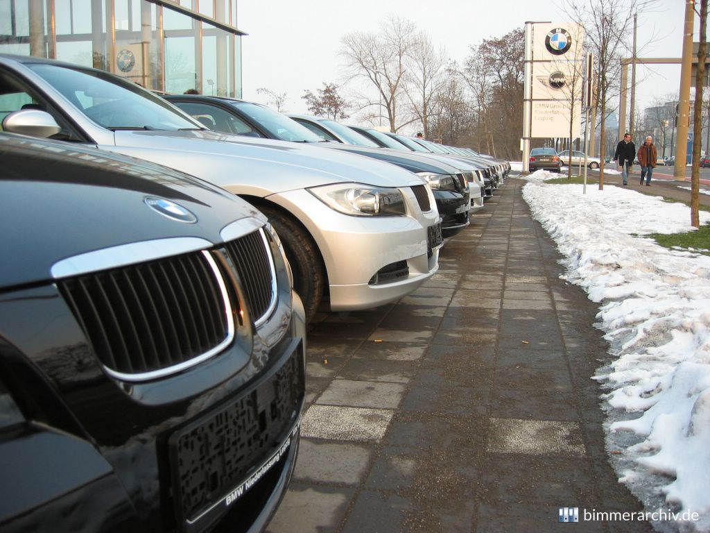 Neue BMW 3er vor der Niederlassung Leipzig