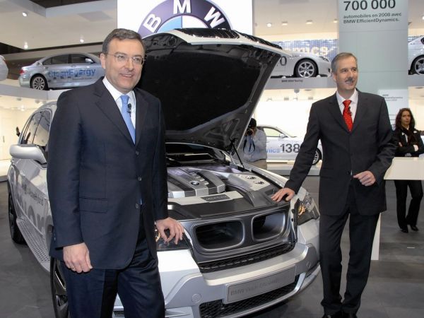 Dr. Norbert Reithofer und Dr. Klaus Draeger am BMW Vision EfficientDynamics